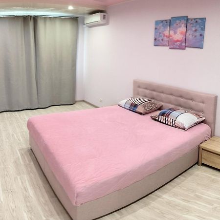 Apartment Near Metro Pozniaky Kiev Exterior foto