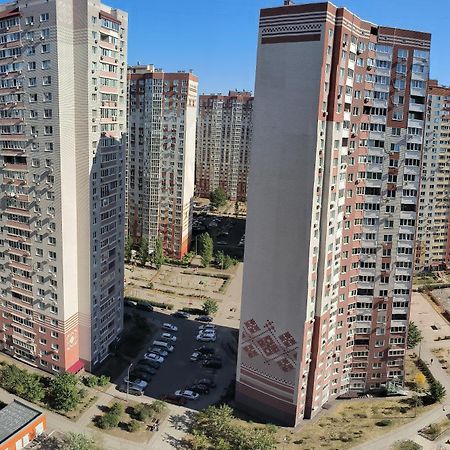Apartment Near Metro Pozniaky Kiev Exterior foto